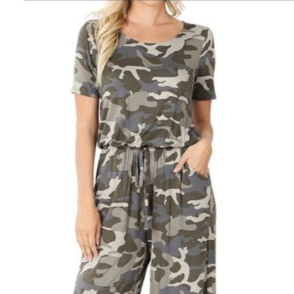 Zenana Camo Jumpsuit Women M Half Sleeve Wide Leg Pockets Key Hole Back - Picture 1 of 13